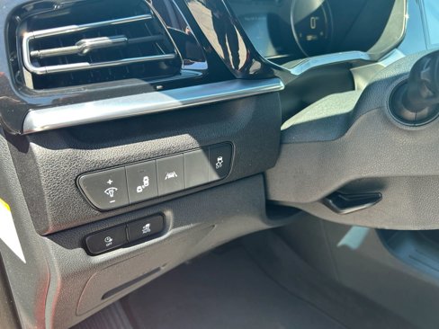 Used 2022 Kia Niro EX image 17