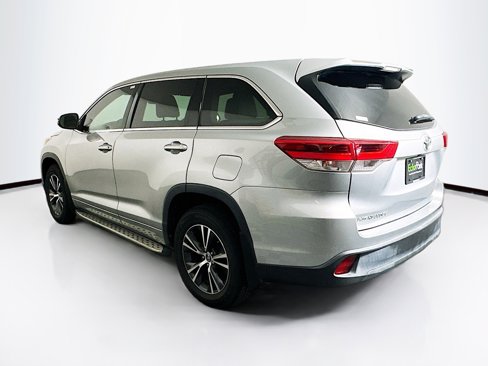 Used 2017 Toyota Highlander LE image 5