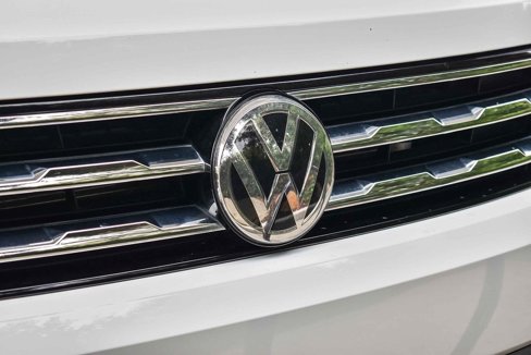 Used 2021 Volkswagen Tiguan SE w/ Panoramic Sunroof Package image 9