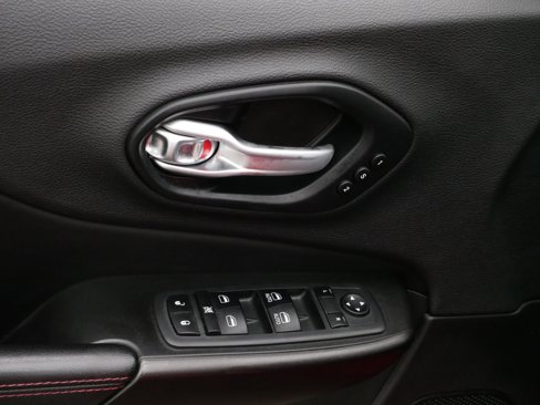 Used 2019 Jeep Cherokee Trailhawk image 19