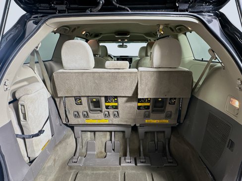 Used 2013 Toyota Sienna LE image 28
