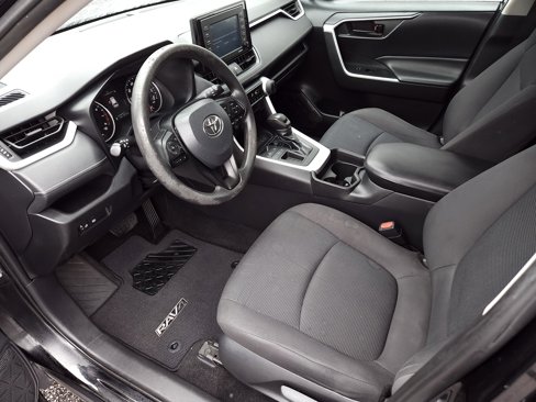 Used 2021 Toyota RAV4 LE image 9