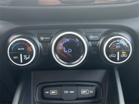 Used 2022 Hyundai Venue Limited image 19