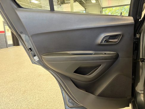 Used 2019 Chevrolet Trax LT w/ LT Convenience Package image 21