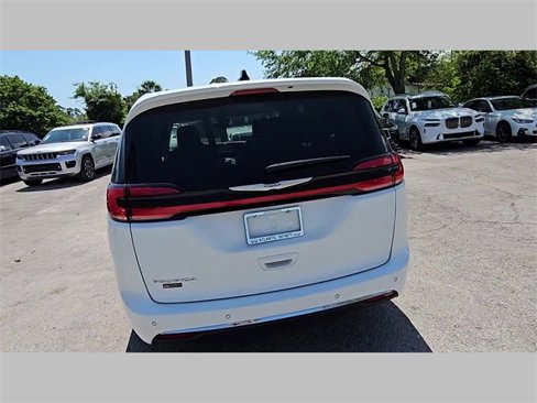 Used 2023 Chrysler Pacifica Touring-L image 19