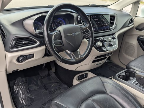 Used 2021 Chrysler Pacifica Touring-L image 17