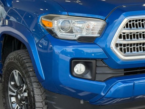 Used 2017 Toyota Tacoma TRD Sport image 8