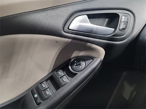 Used 2015 Ford Focus SE image 16