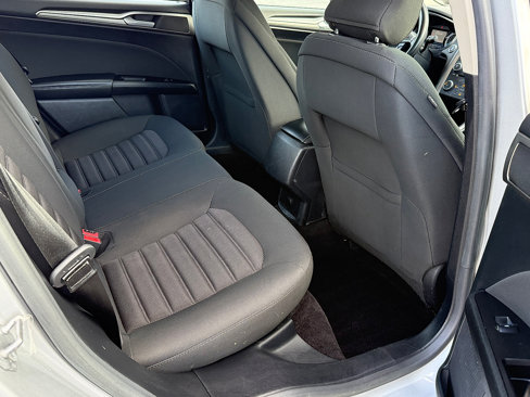 Used 2017 Ford Fusion SE image 32