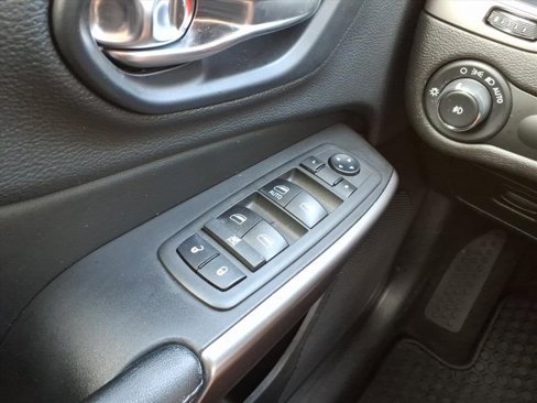 Certified 2019 Jeep Cherokee Latitude w/ Cold Weather Group image 26