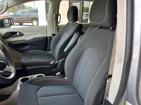 Used 2020 Chrysler Voyager LX image 10