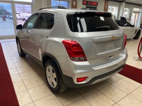 Used 2020 Chevrolet Trax LT w/ LT Convenience Package image 3