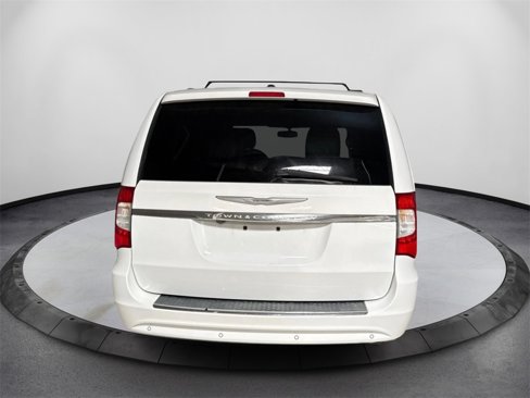 Used 2015 Chrysler Town & Country Touring-L image 6