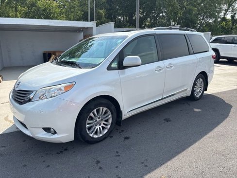 Used 2016 Toyota Sienna L image 19