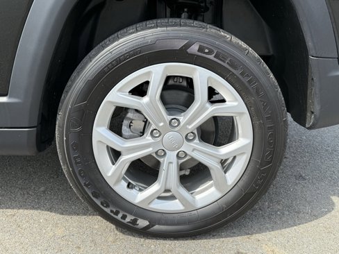 Used 2024 Jeep Compass Latitude image 11