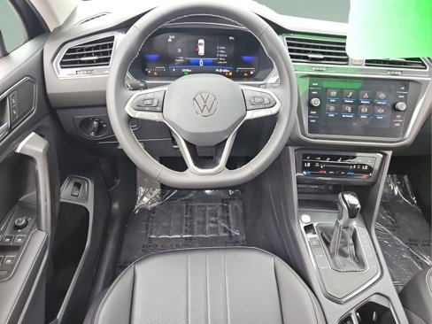 Used 2024 Volkswagen Tiguan SE image 14