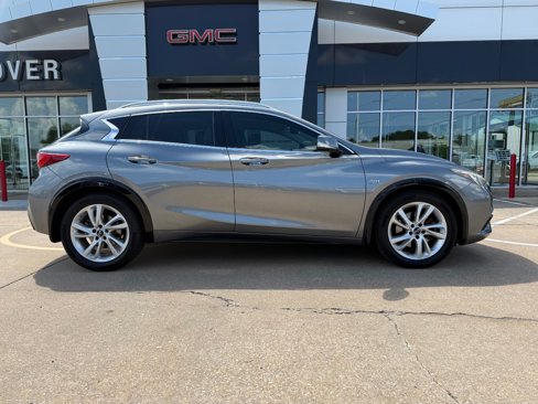 Used 2017 INFINITI QX30 Premium image 3