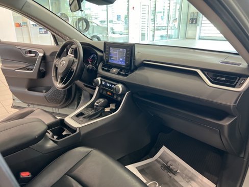 Used 2020 Toyota RAV4 XLE Premium image 24