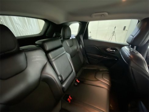 Used 2019 Jeep Cherokee Trailhawk w/ Cold Weather Group image 14