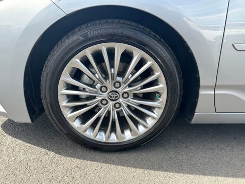 Used 2019 Toyota Avalon Limited image 12