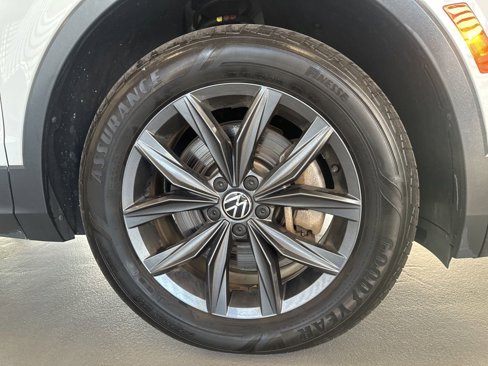 Certified 2022 Volkswagen Tiguan SE image 7