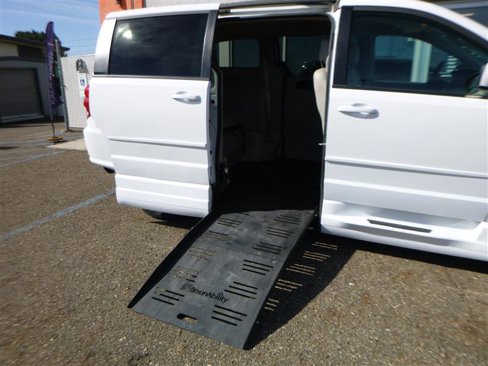 Used 2014 Dodge Grand Caravan SXT w/ Rear Park Assist Package image 4