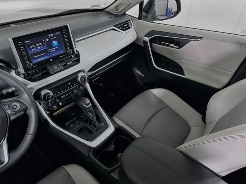 Used 2021 Toyota RAV4 XLE Premium image 21