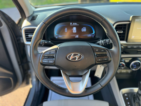 Used 2023 Hyundai Venue SEL image 11