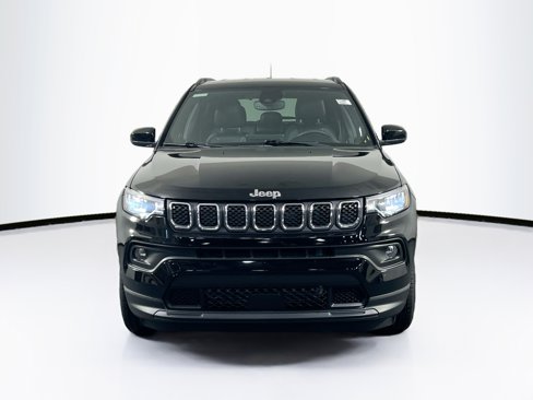 Used 2023 Jeep Compass Latitude image 2