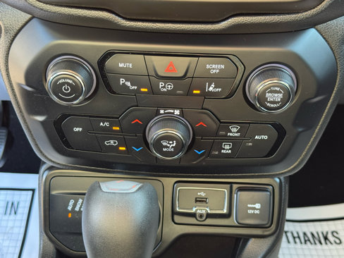 Used 2021 Jeep Renegade Latitude w/ Luxury Group I image 18