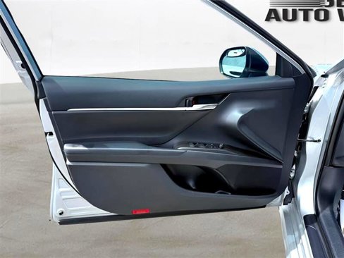 Used 2021 Toyota Camry SE image 11