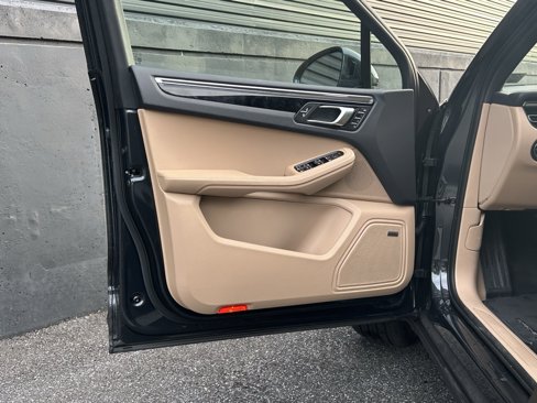 Certified 2025 Porsche Macan image 14