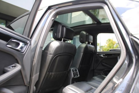 Certified 2018 Porsche Macan image 32