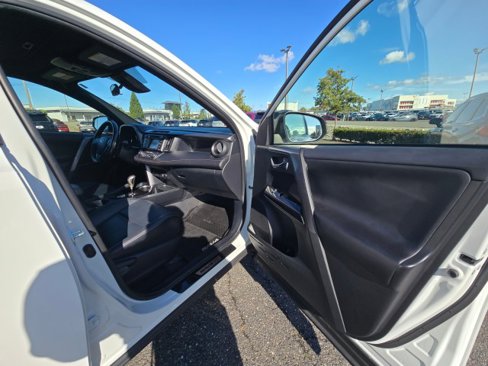 Used 2017 Toyota RAV4 SE image 10