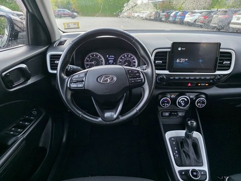 Used 2022 Hyundai Venue Limited image 19