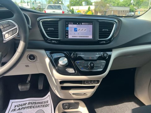 Used 2022 Chrysler Voyager LX image 9