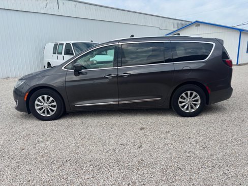 Used 2018 Chrysler Pacifica Touring-L image 11
