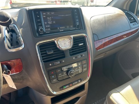 Used 2013 Chrysler Town & Country Touring image 33