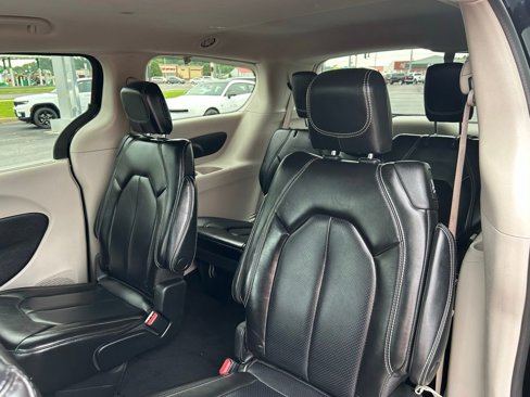 Used 2023 Chrysler Pacifica Touring-L image 30