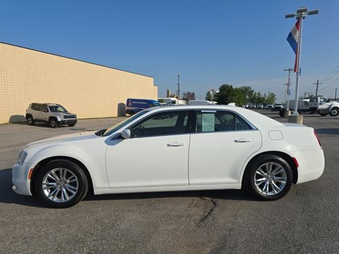 Used 2016 Chrysler 300 Limited image 8