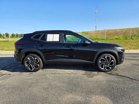 Used 2025 Chevrolet Trax RS w/ Sunroof Package image 2
