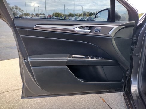 Used 2017 Ford Fusion SE w/ Fusion SE Technology Package image 17