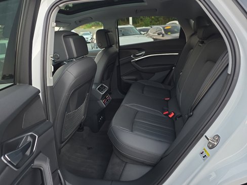Used 2022 Audi e-tron Premium Plus w/ Premium Plus Package image 48
