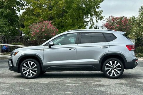 Certified 2023 Volkswagen Taos SE w/ Panoramic Sunroof Package image 7