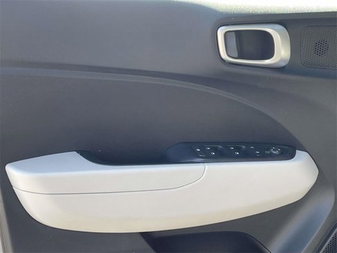 Certified 2023 Hyundai Venue SEL image 13