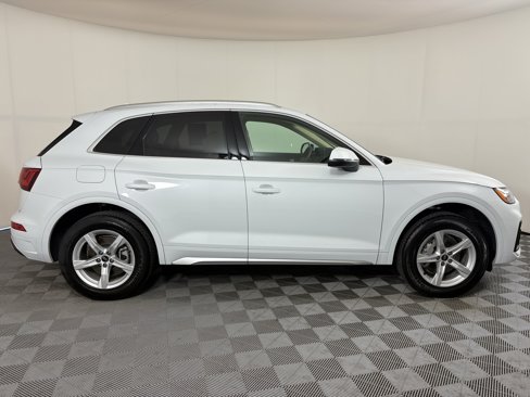 Used 2024 Audi Q5 2.0T Premium w/ Convenience Package image 2