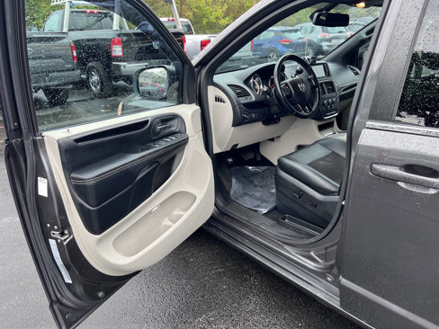 Used 2019 Dodge Grand Caravan SXT image 11
