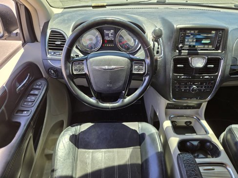 Used 2016 Chrysler Town & Country Limited image 11