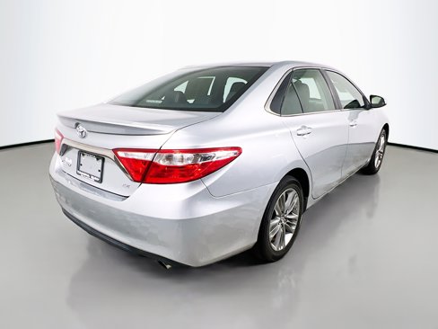 Used 2017 Toyota Camry SE image 4