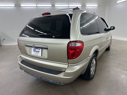 Used 2005 Chrysler Town & Country Limited image 12